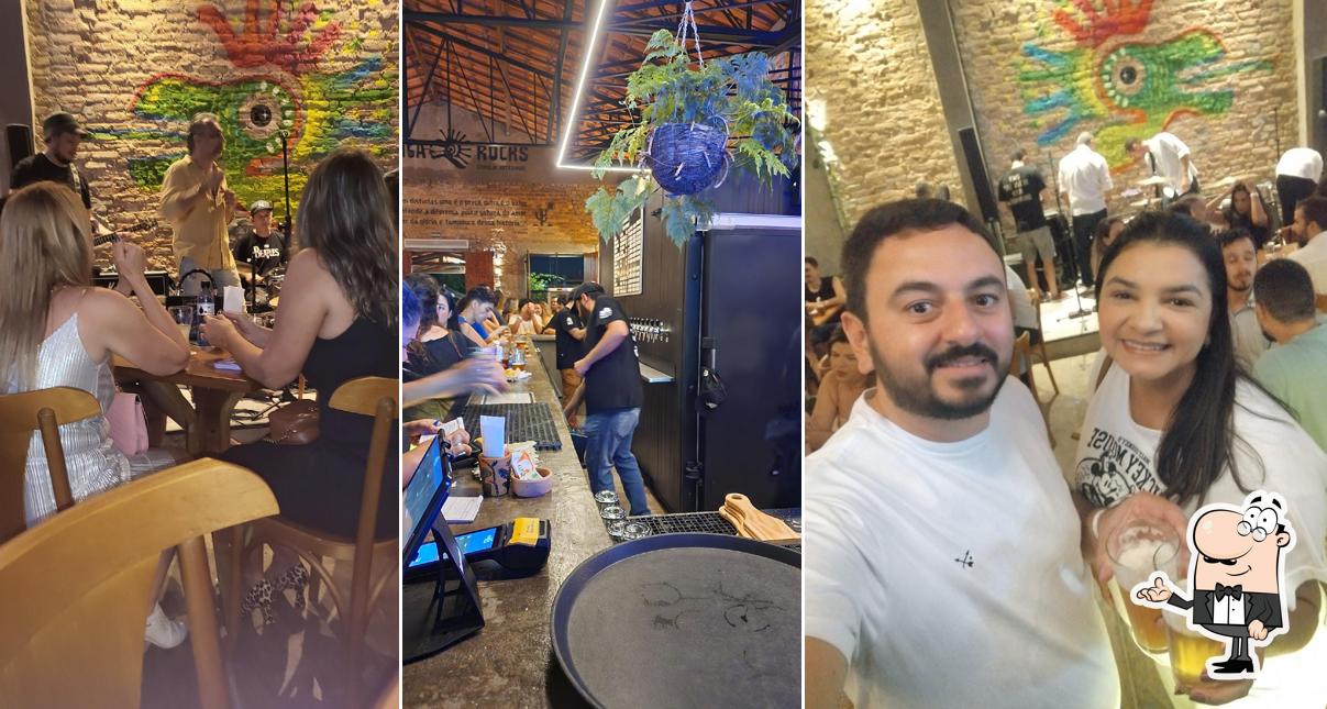Sente em uma das mesas no Toca do Calango - Bar da Fábrica
