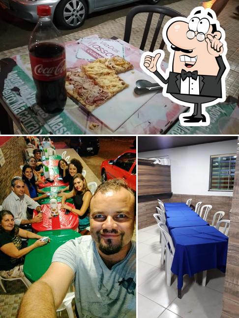 A foto do Pizza Quadrada do Chefe’s interior e mesa de jantar