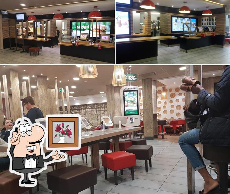 Посмотрите на внутренний интерьер "McDonald's"