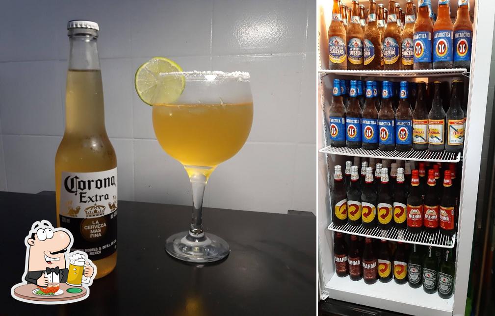 Desfute um copo de cerveja leve ou escura