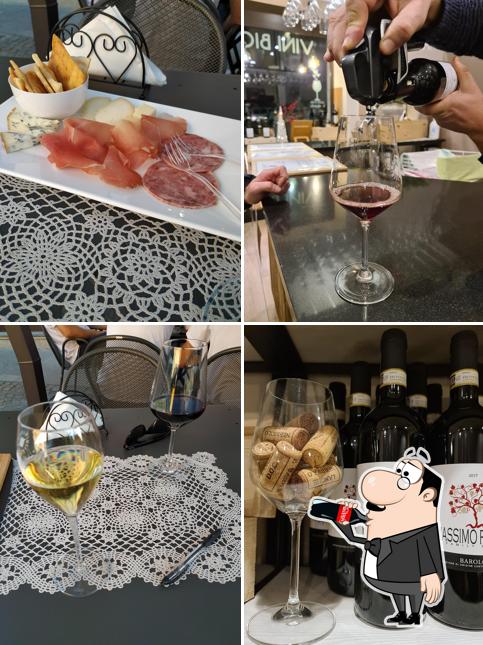 Dai un’occhiata alla foto che presenta la bevanda e cibo di Porta San Rocco Alba - Wine shop cantina Massimo Rivetti