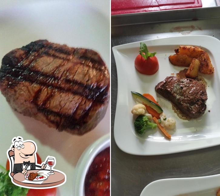 Fleischgerichte werden von ANGUS Steak & Fondue House serviert 