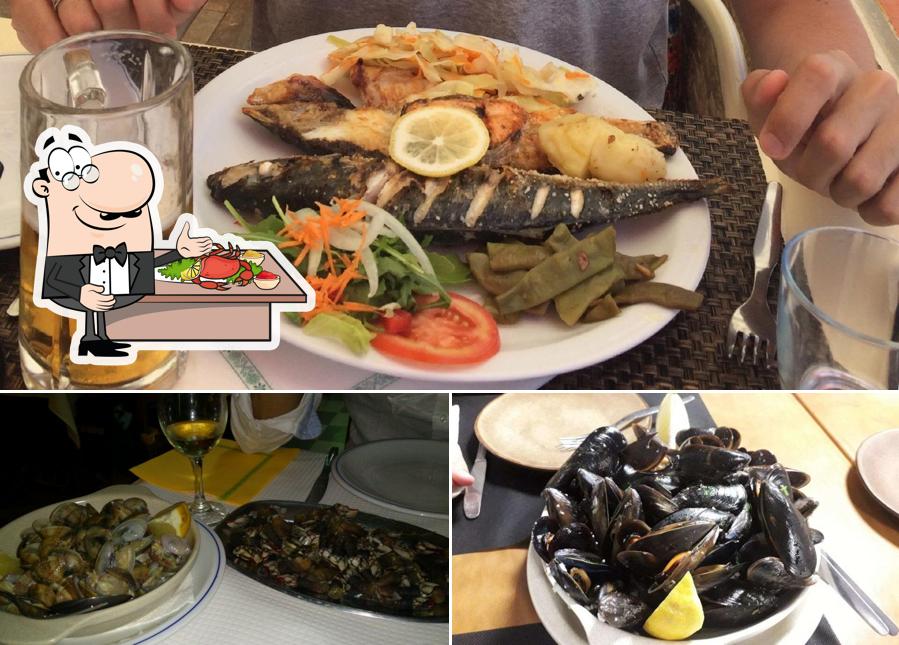 Order seafood at Retiro do Pescador