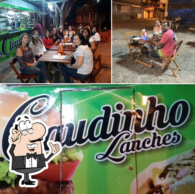 A imagem da interior e comida no Claudinho Lanches