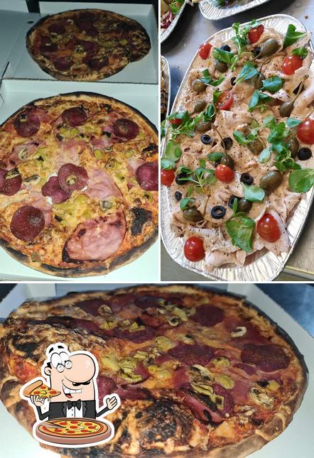 Order pizza at Ristorante Pizzeria La Lucciola