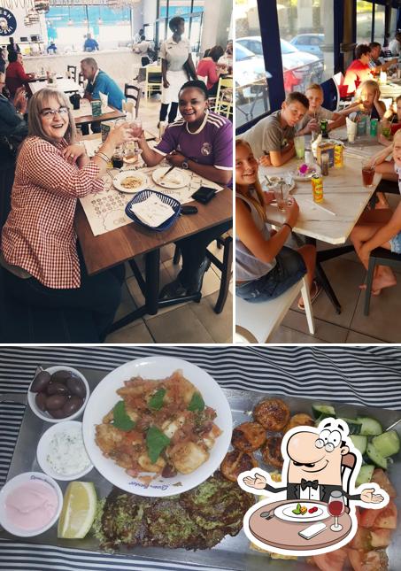 Parmi les diverses choses de la table à manger et la nourriture, une personne peut trouver sur Ocean Basket Vanderbijlpark