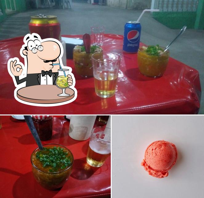 Esta é a foto apresentando bebida e comida no Caldos do Alexandre