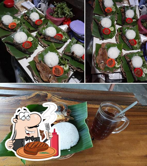 Order meat meals at Angkringan Pamungkas