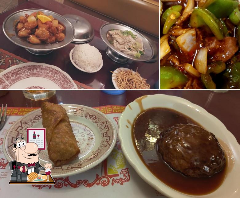 Order meat dishes at Yee's Oriental Inn