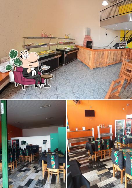 Sente em uma das mesas no Restaurante Sabor Caseiro