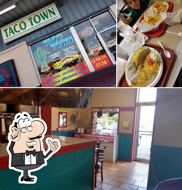 Siéntate a una de las mesas de Taco Town