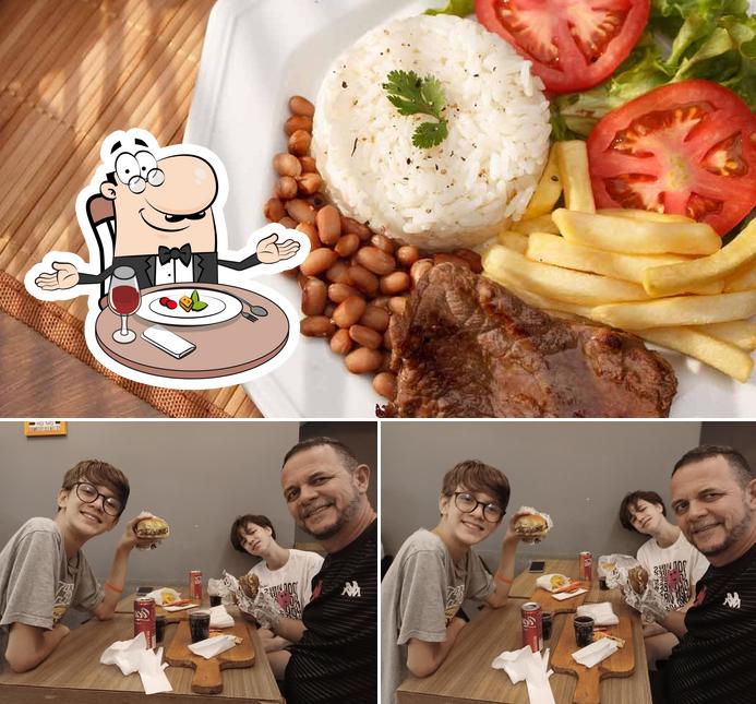 A foto da mesa de jantar e comida no Luk Burguer Culinária Artesanal & Burgers: Hamburgueria, Happy Hour, Restaurante, Delivery, Vicente Pires DF