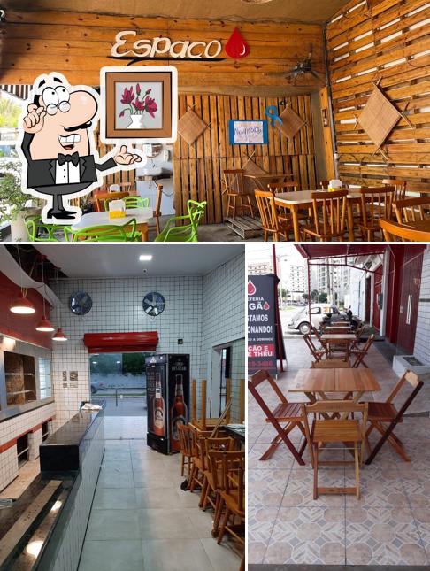 O interior do Restaurante Galeteria Pingão
