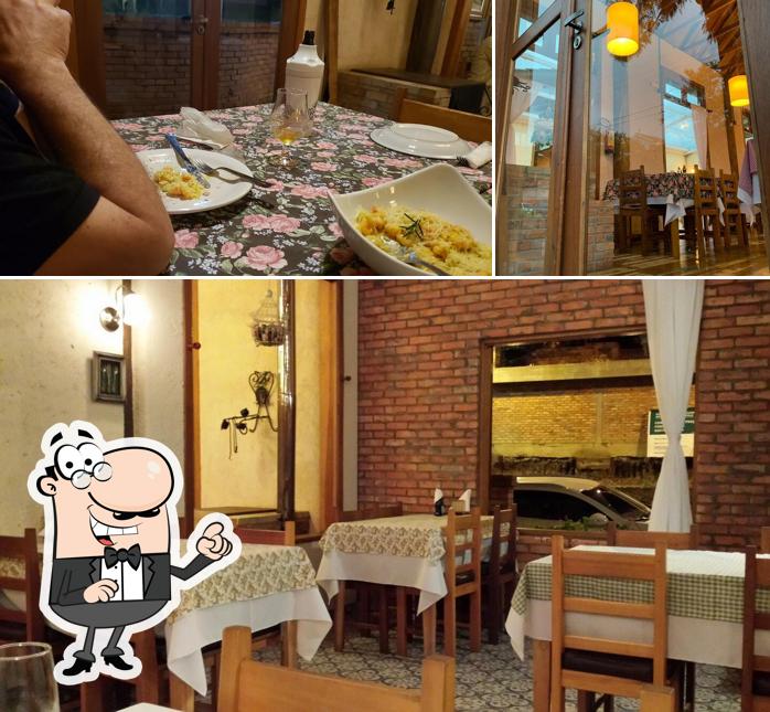 Sente em uma das mesas no Forno di Zoldo Pizzeria
