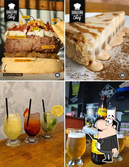 Esta é a imagem apresentando bebida e comida no Doca Burger
