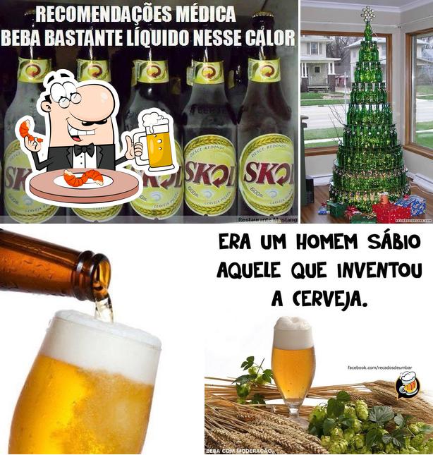 Desfute um copo de cerveja leve ou escura