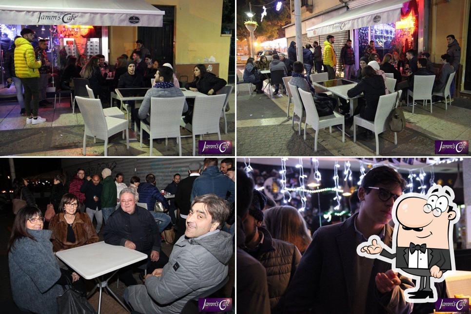 Guarda la immagine che presenta la interni e bancone da bar di Jamm's Cafè