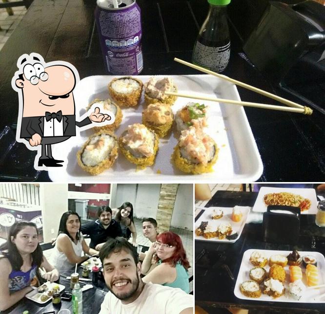 Entre diferentes coisas, interior e comida podem ser encontrados no Sr. Sushi