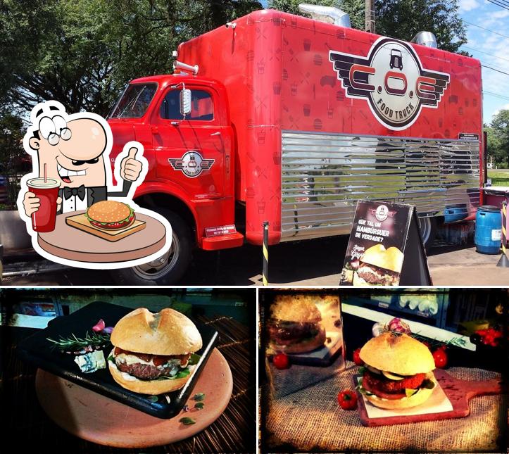 Consiga um hambúrguer no C.O.E Food Truck