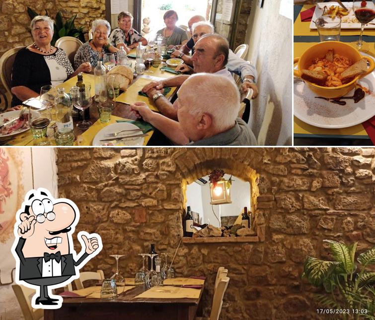 La foto di interni e bevanda da Taverna Via di Mezzo