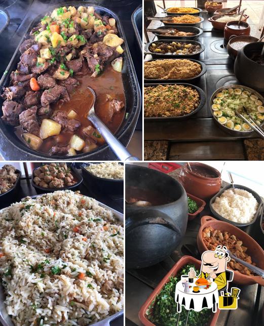 Comida em Restaurante Panela de Barro