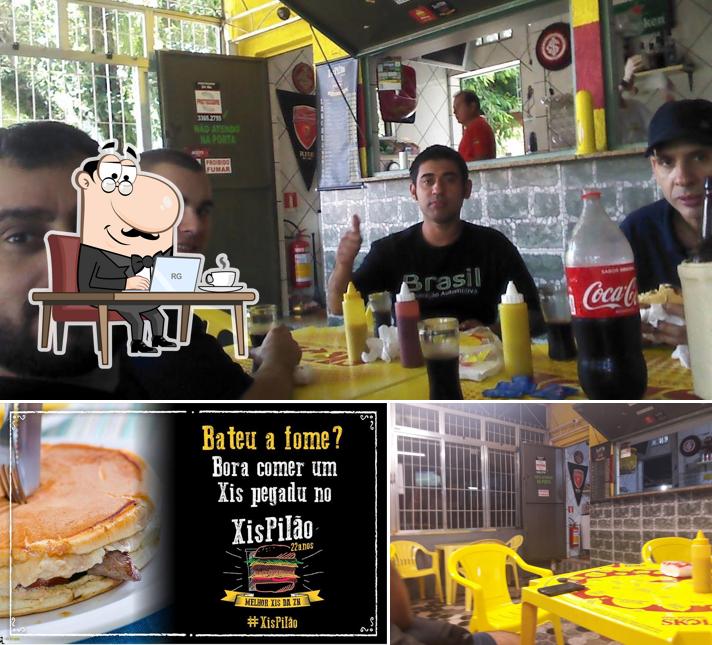 Dê uma olhada a ilustração mostrando interior e sanduíche no Xis Pilão