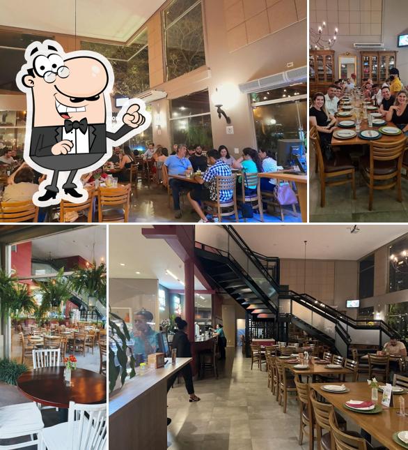 Sente em uma das mesas no Famosa Pizza
