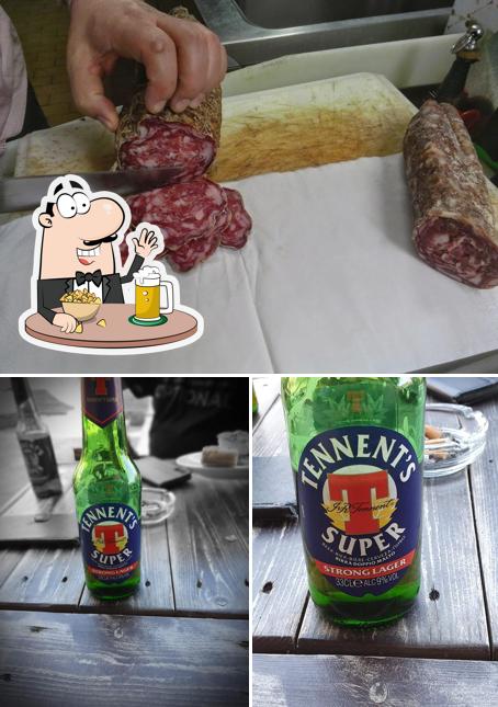 Puoi ordinare un rinfrescante bicchiere di birra chiara o scura