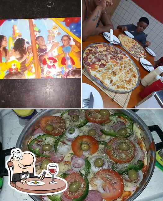 Esta é a imagem mostrando comida e interior a Jety Pizza