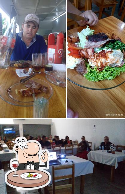 Dê uma olhada a imagem mostrando comida e interior no Restaurante MIX