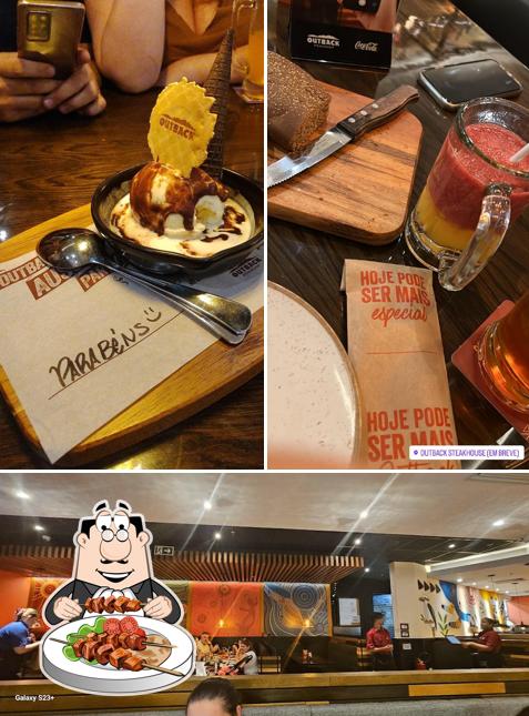 Esta é a imagem mostrando comida e interior no Restaurante Outback Steakhouse