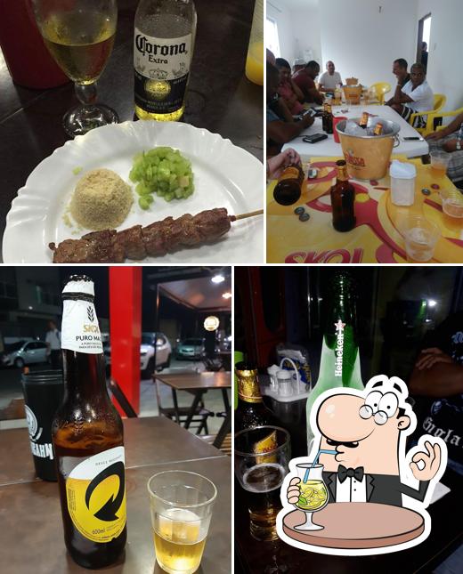 Entre diferentes coisas, bebida e comida podem ser encontrados no Boteco do Espetinho