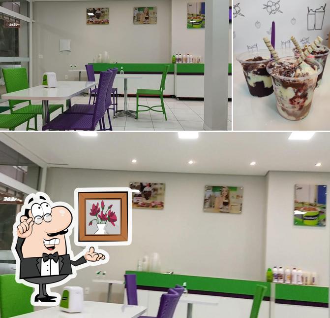 This is the image displaying interior and food at Açaí Planaltina Go - Açaíteria Mix