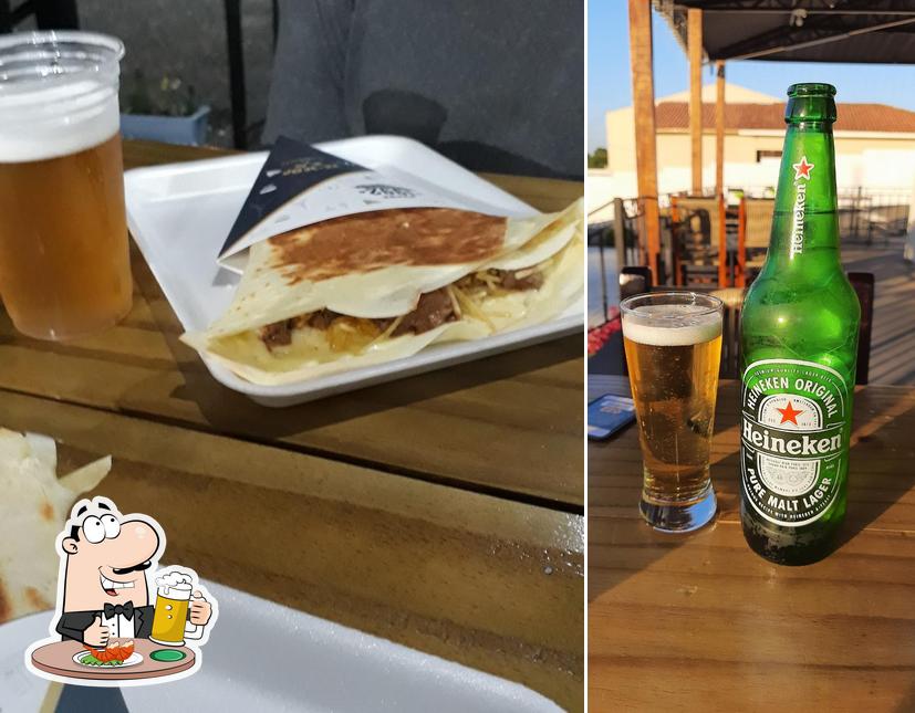 Peça um copo de cerveja leve ou escura