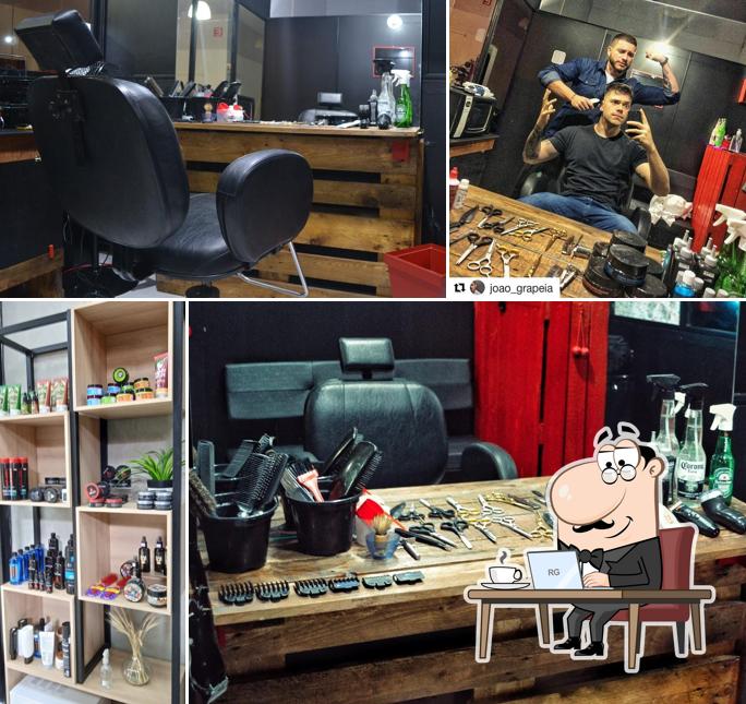 O interior do HOT RAZOR Barbershop