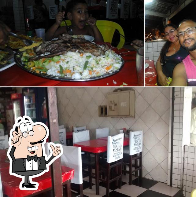 A imagem da interior e comida a Pac Pizza