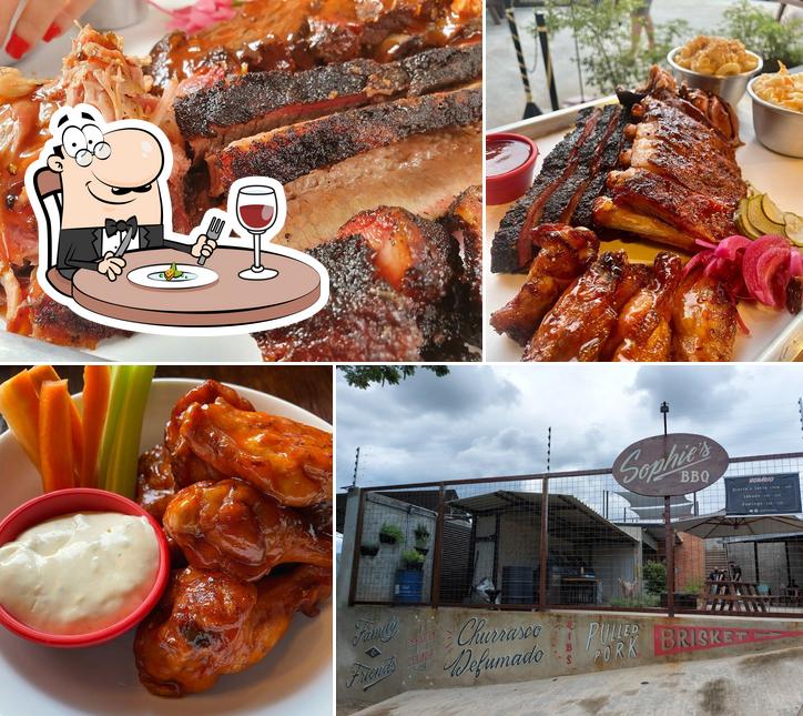 Comida em Sophie's BBQ