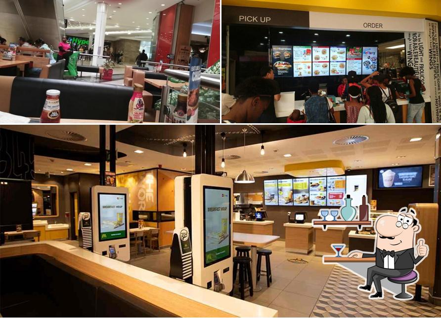 L'intérieur de McDonald's Mall of Africa