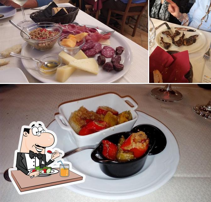 La cibo e tavolo da pranzo del ristorante