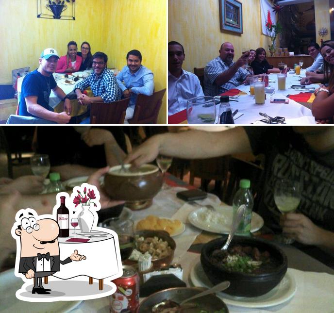 A ilustração a Restaurante Família Mineira’s mesa de jantar e comida