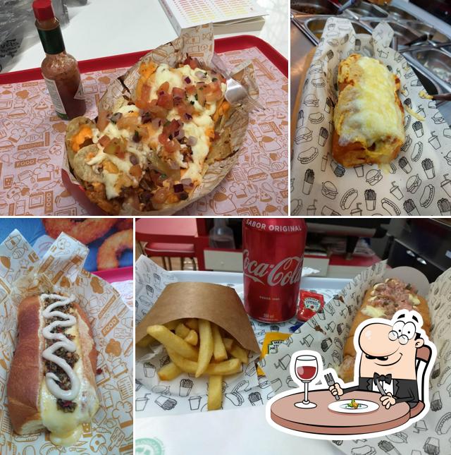 Comida em Pippo's Hot Dogs