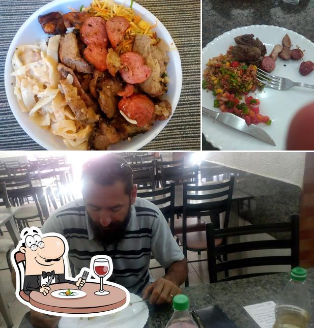 Entre diversos coisas, comida e interior podem ser encontrados a Restaurante Sabor Da Fazenda