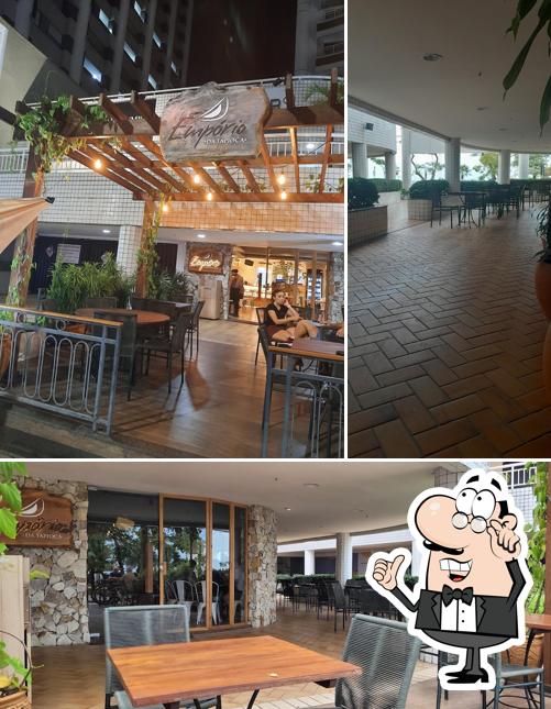 Sente em uma das mesas no Emporio da Tapioca Av.Beira Mar
