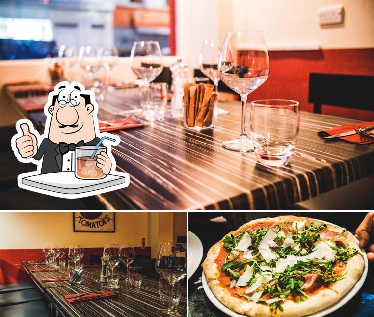 Взгляните на это фото, где видны напитки и пицца в Pomodoro Italian Restaurant & Pizzeria