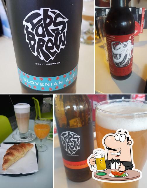 Puoi ordinare un rinfrescante bicchiere di birra chiara o scura