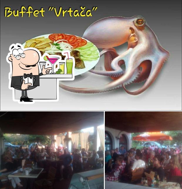 La foto di bancone da bar e frutti di mare da Buffet Vrtača Malinska