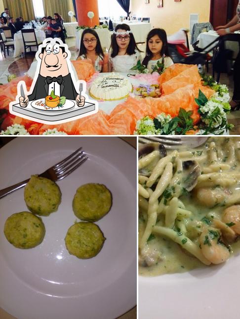 La cibo e tavolo da pranzo del ristorante