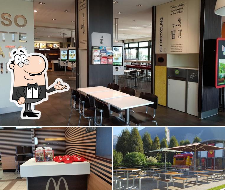 La foto della interni e esterno di McDonald’s