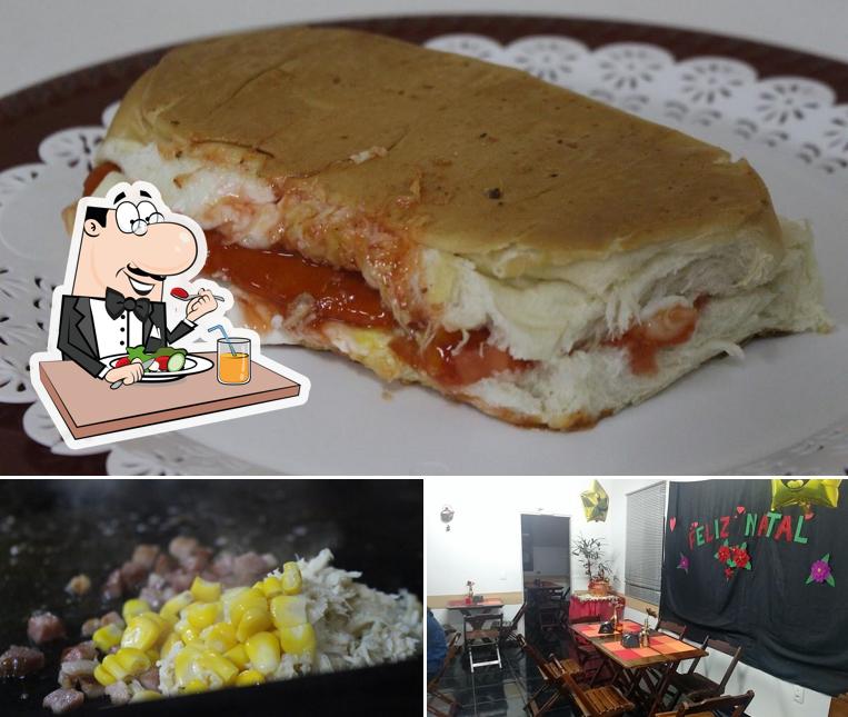 Entre diversos coisas, comida e interior podem ser encontrados no Dogs Lanches