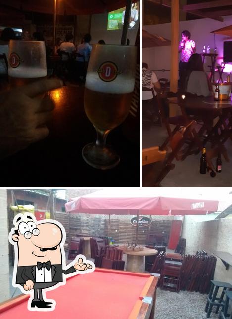 O interior do Costellas Bar